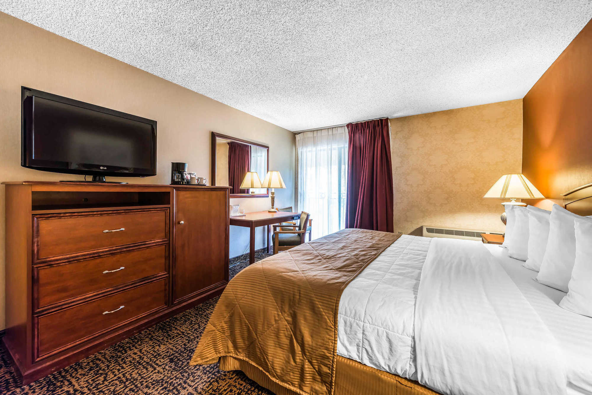 Clarion Hotel & Conference Center Colorado Springs Habitación foto